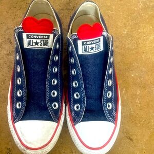 Converse womens low top / adorable heart accents !